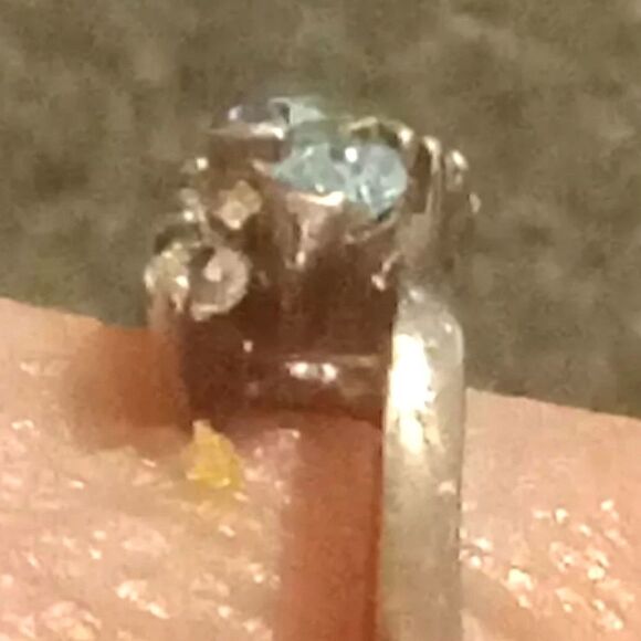 Vintage 925 ice blue topaz and diamond ring. Size 8 - Picture 2 of 3